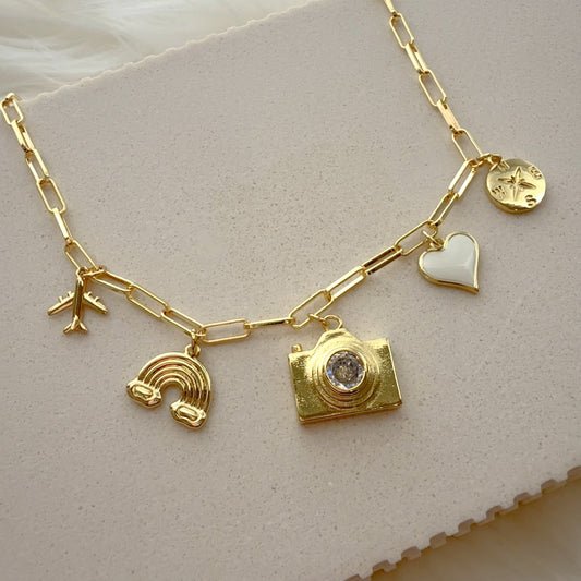 ALMA VIAJERA Charm Necklace
